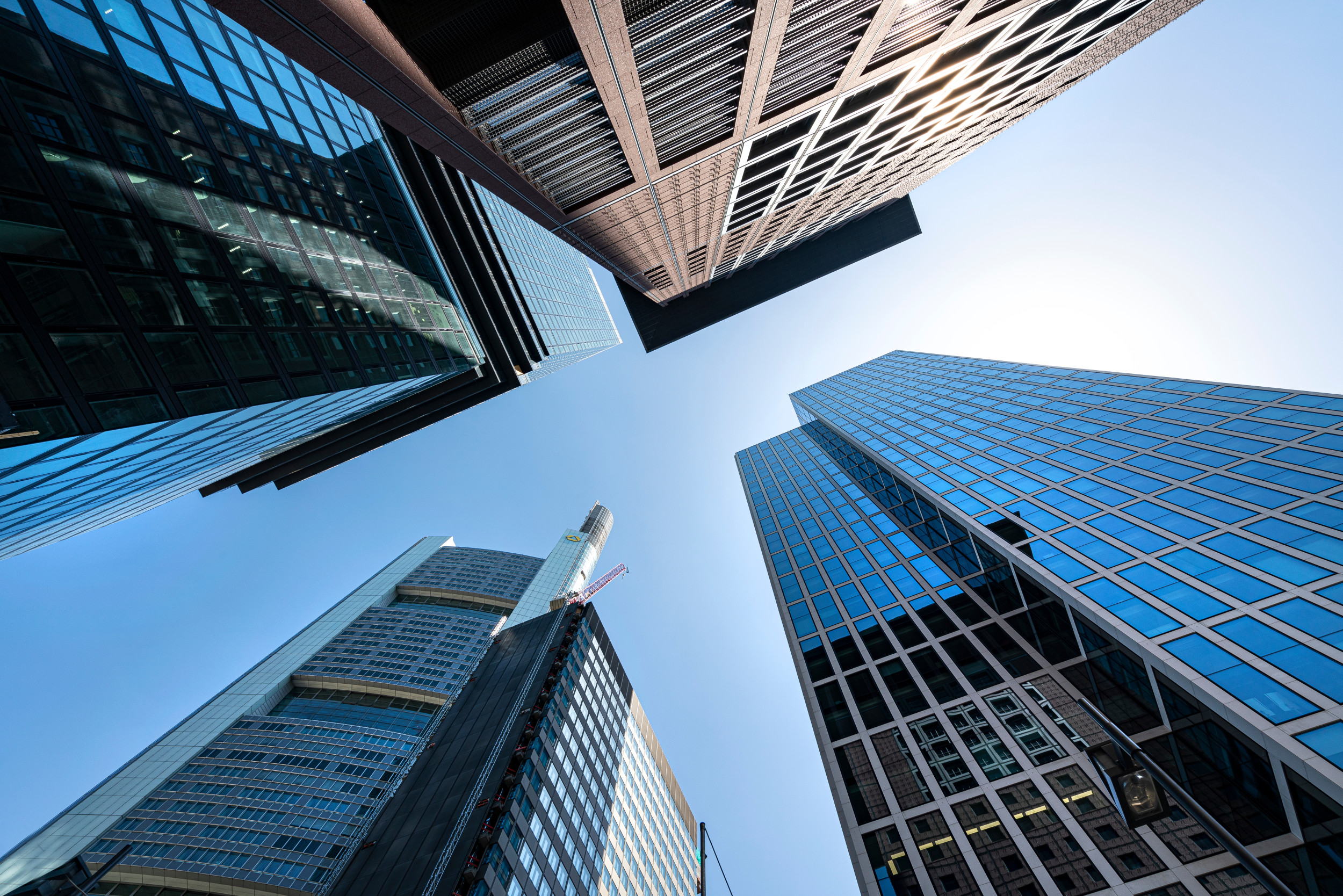 4 Hochhäuser von der Frankfurter Skyline, die man von unten sieht in Richtung Himmel